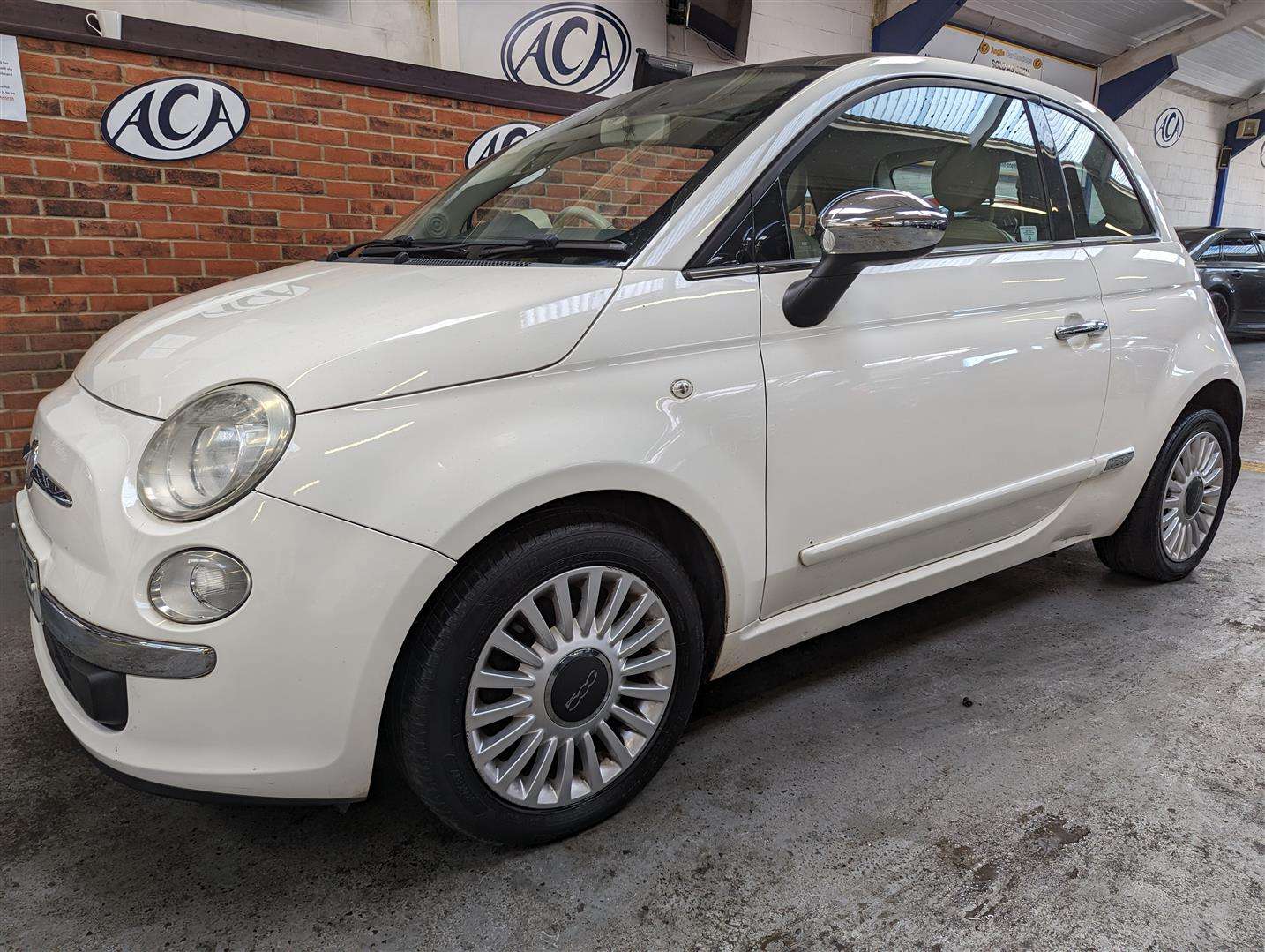 <p>2011 FIAT 500 LOUNGE</p>