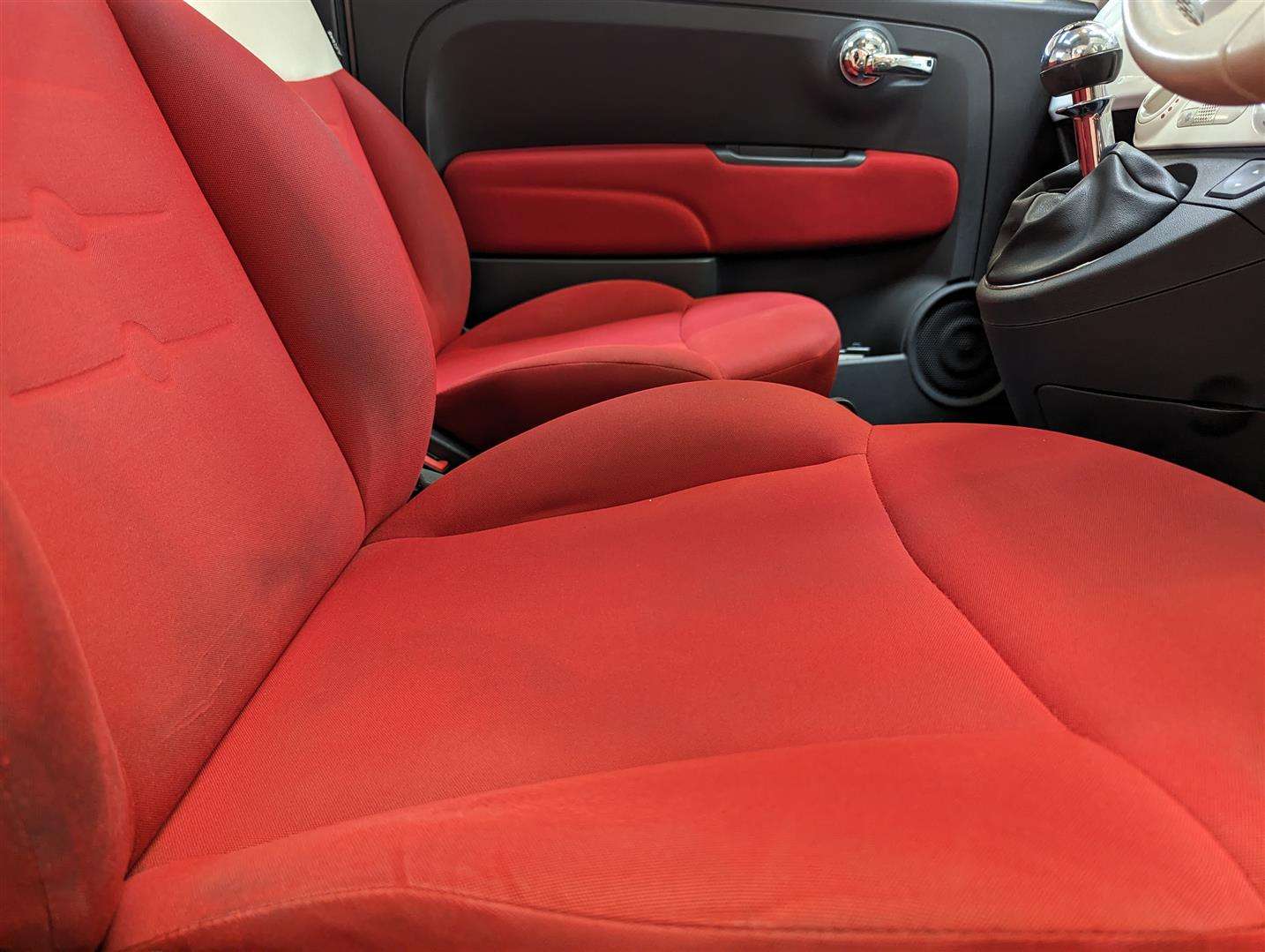 <p>2011 FIAT 500 LOUNGE</p>