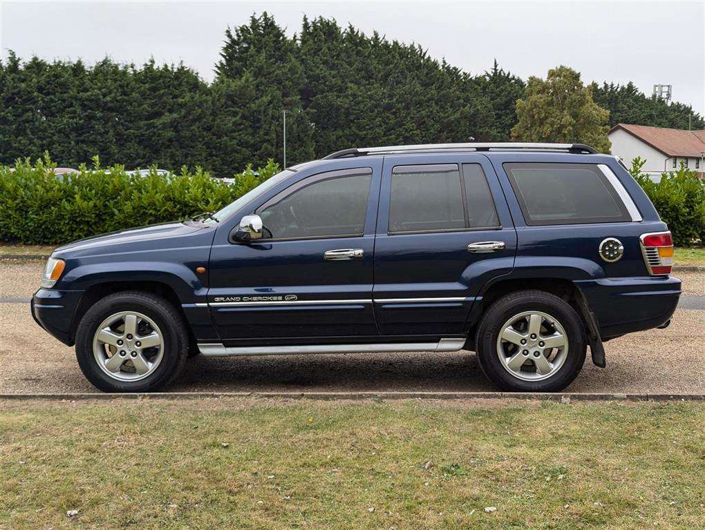 <p>2004 JEEP GR CHEROKEE V8 OVERLAND AUTO</p>