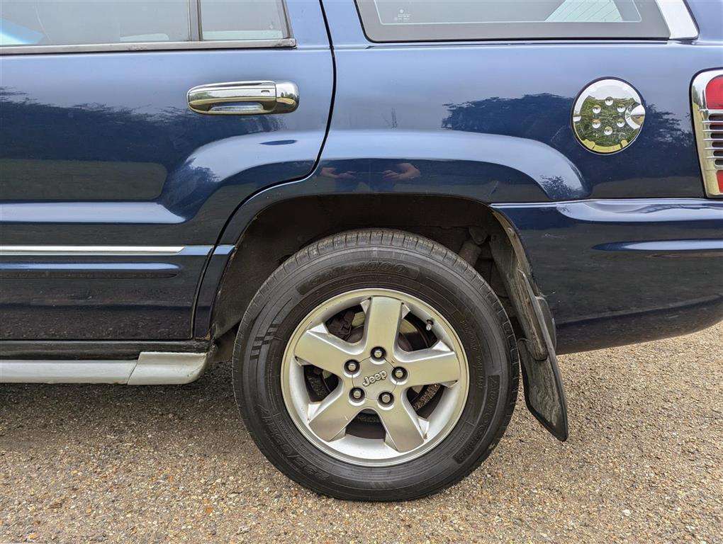 <p>2004 JEEP GR CHEROKEE V8 OVERLAND AUTO</p>