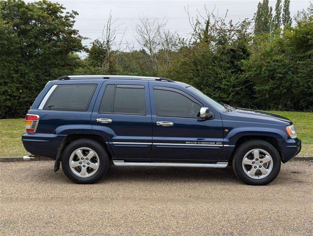 <p>2004 JEEP GR CHEROKEE V8 OVERLAND AUTO</p>