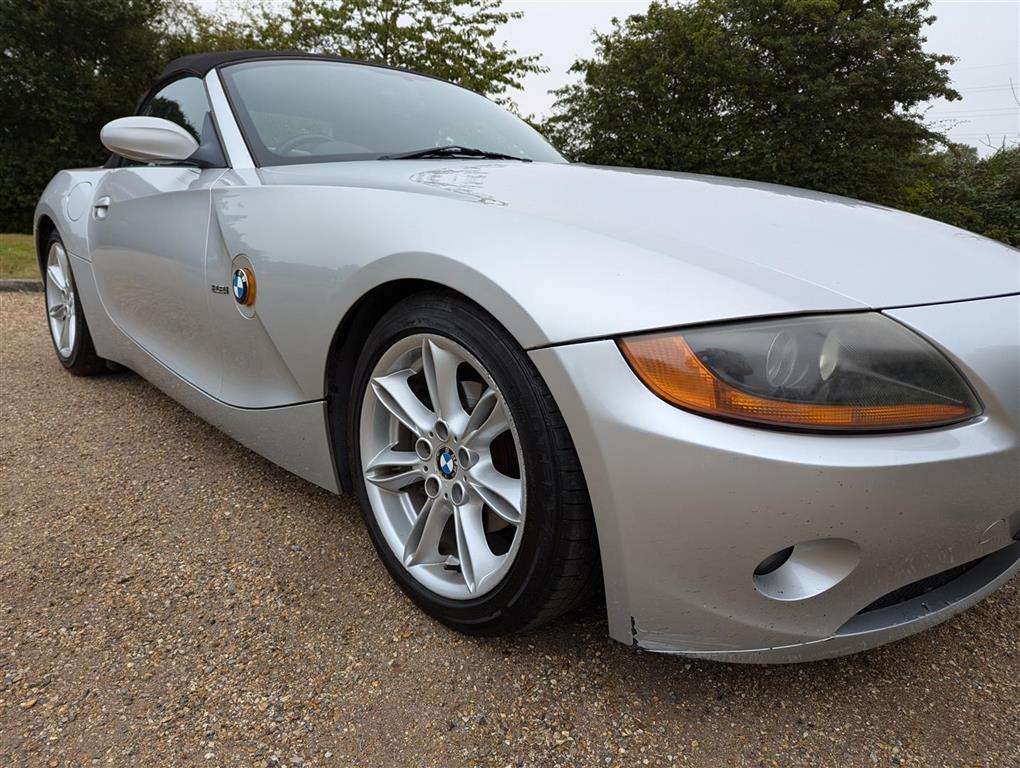 <p>2004 BMW Z4 2.2I SE</p>