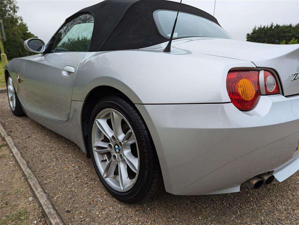 <p>2004 BMW Z4 2.2I SE</p>