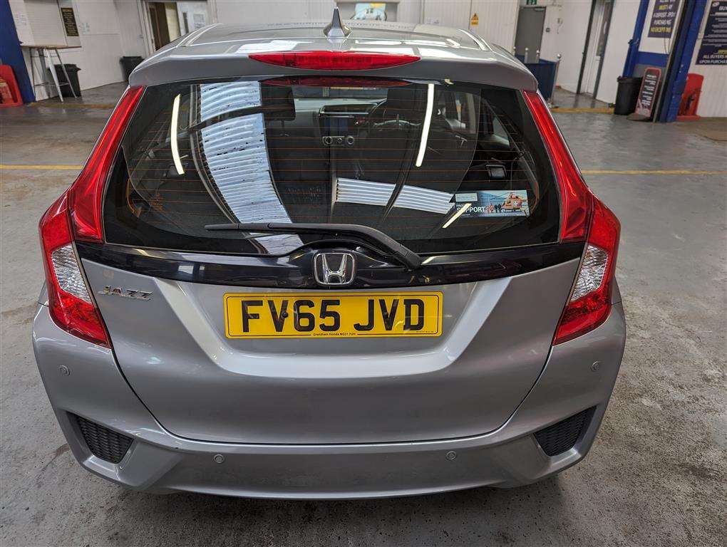 <p>2015 HONDA JAZZ SE I-VTEC</p>