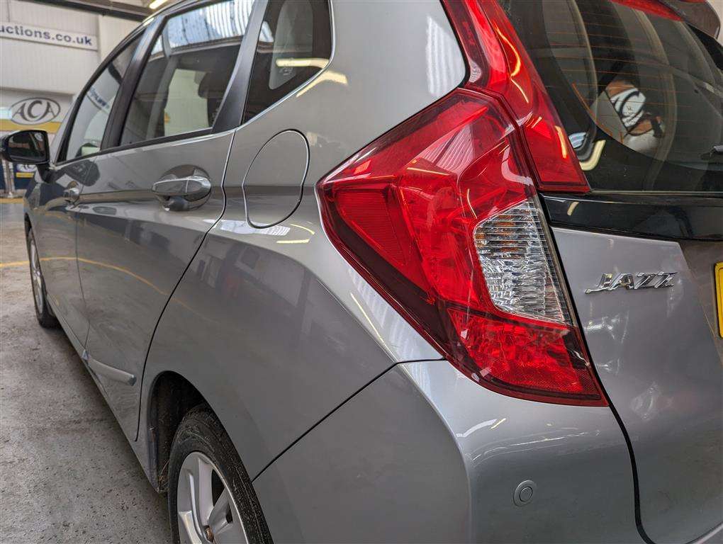 <p>2015 HONDA JAZZ SE I-VTEC</p>