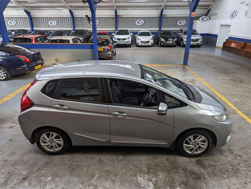 <p>2015 HONDA JAZZ SE I-VTEC</p>