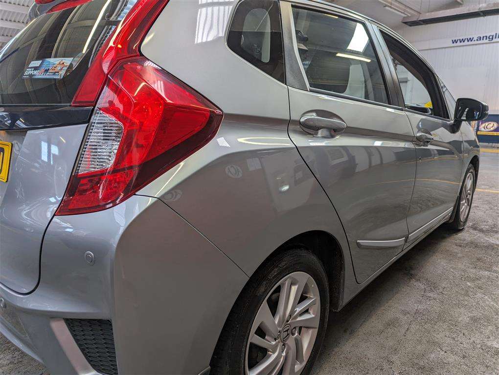 <p>2015 HONDA JAZZ SE I-VTEC</p>