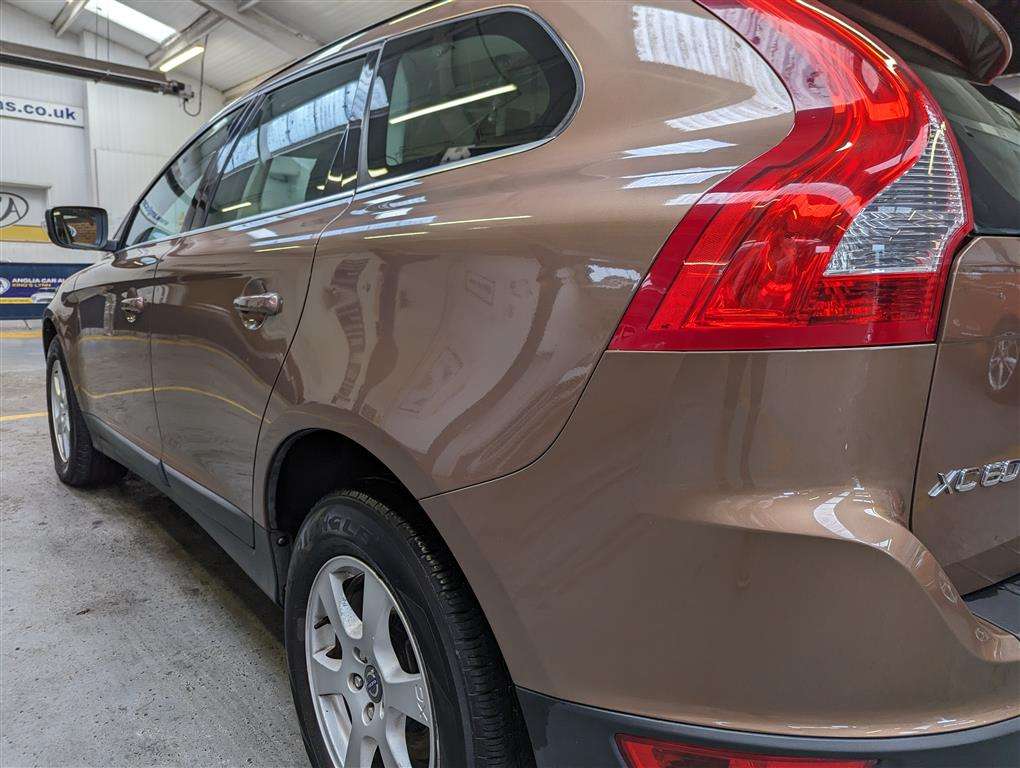 <p>2010 VOLVO XC60 SE AWD D5</p>