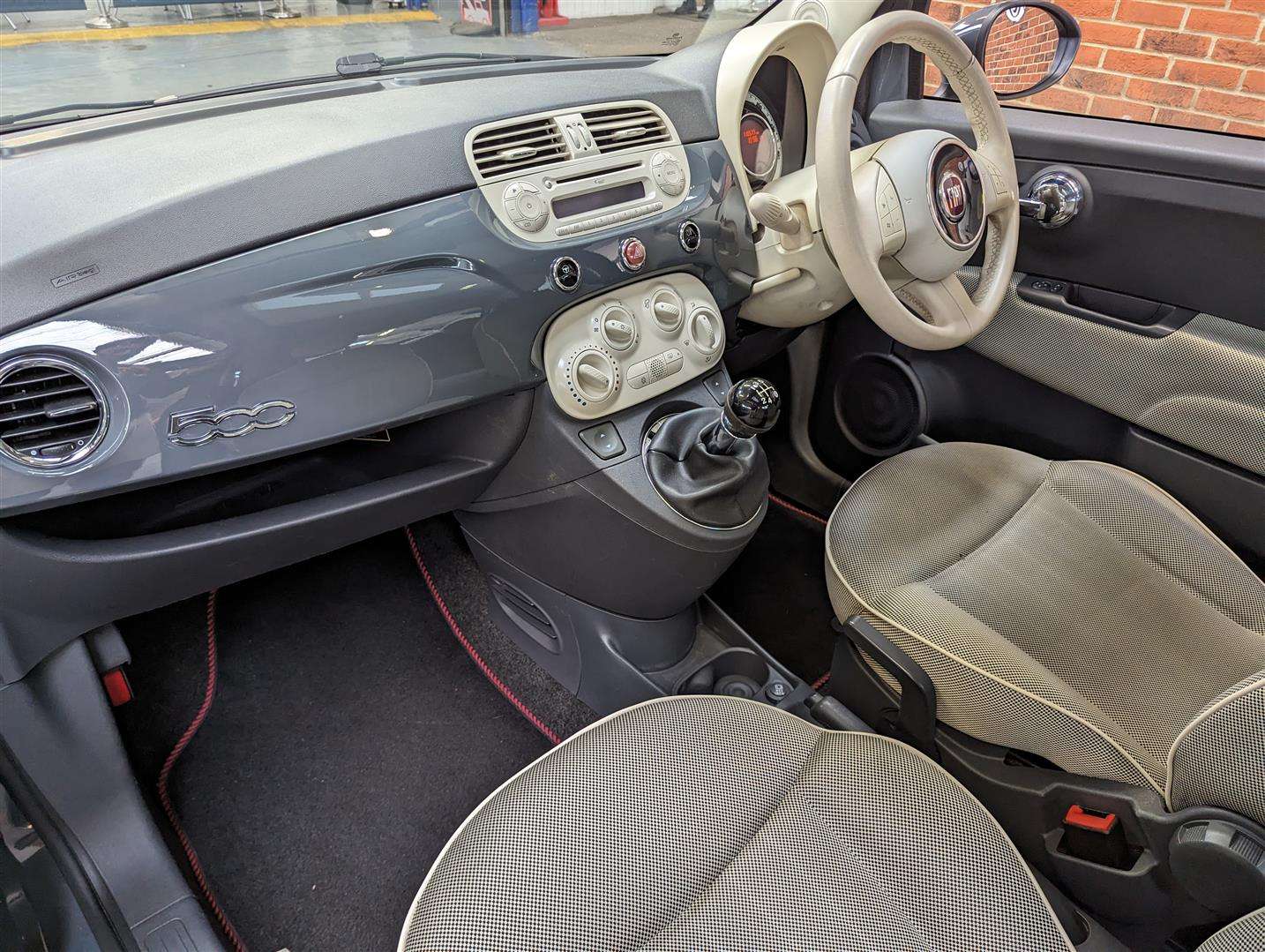 <p>2011 FIAT 500 LOUNGE</p>