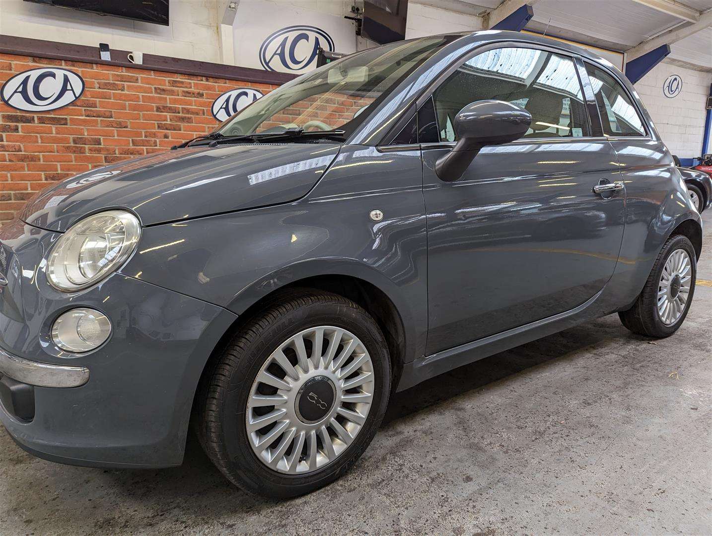 <p>2011 FIAT 500 LOUNGE</p>