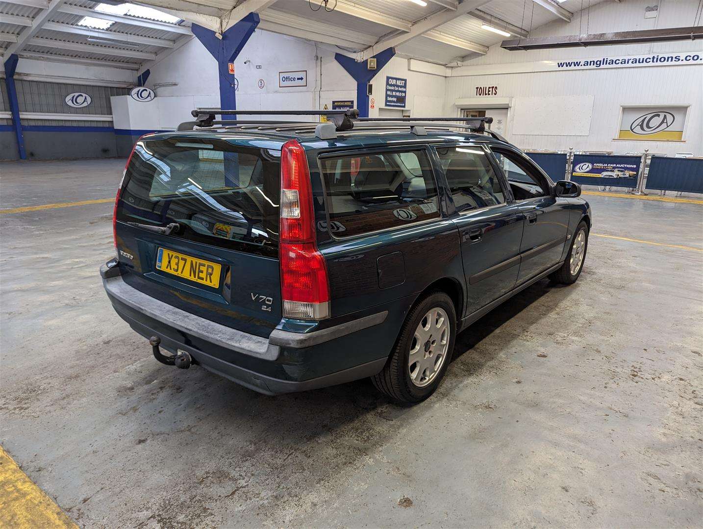 <p>2001 VOLVO V70 AUTO</p>