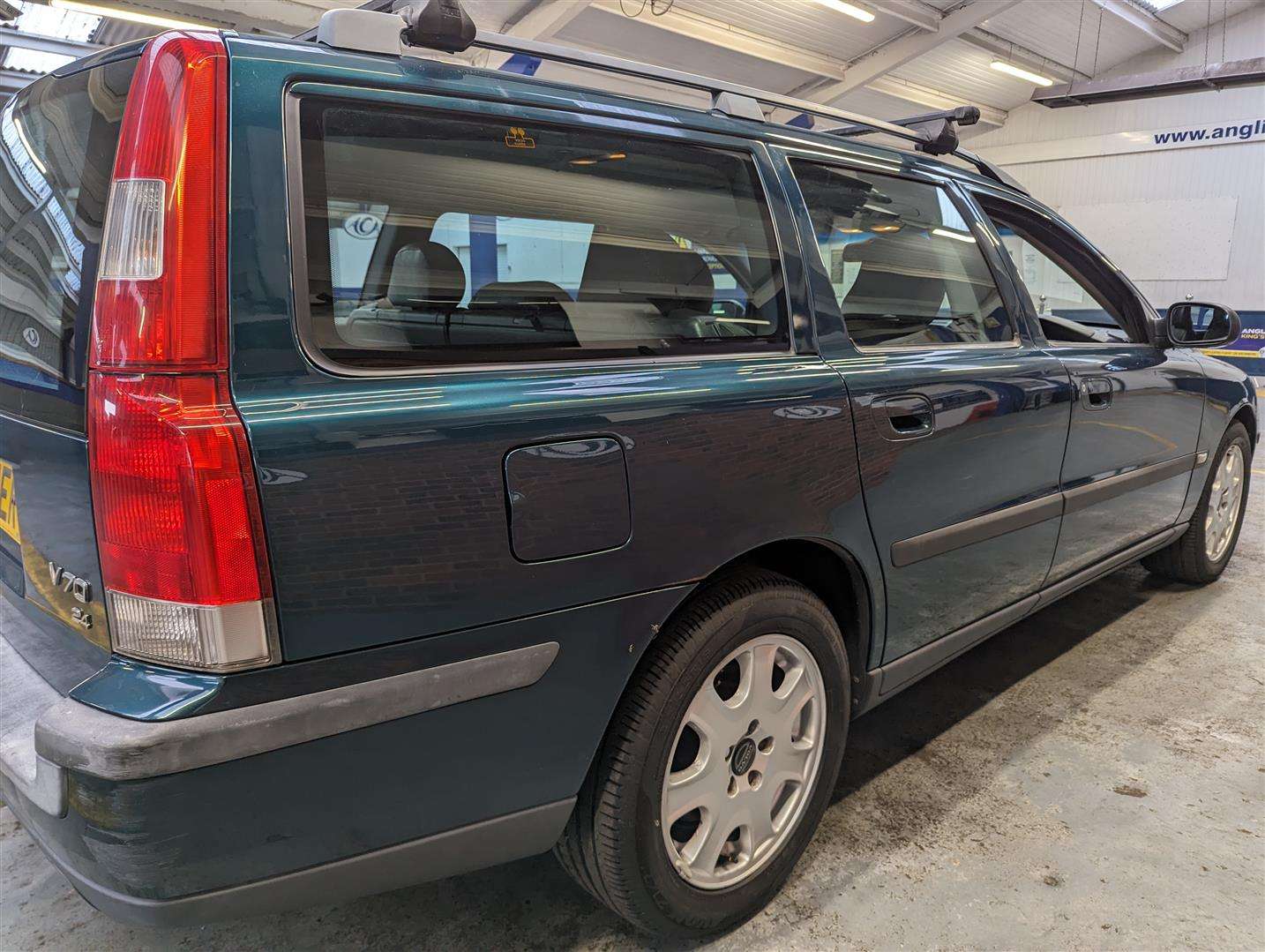 <p>2001 VOLVO V70 AUTO</p>