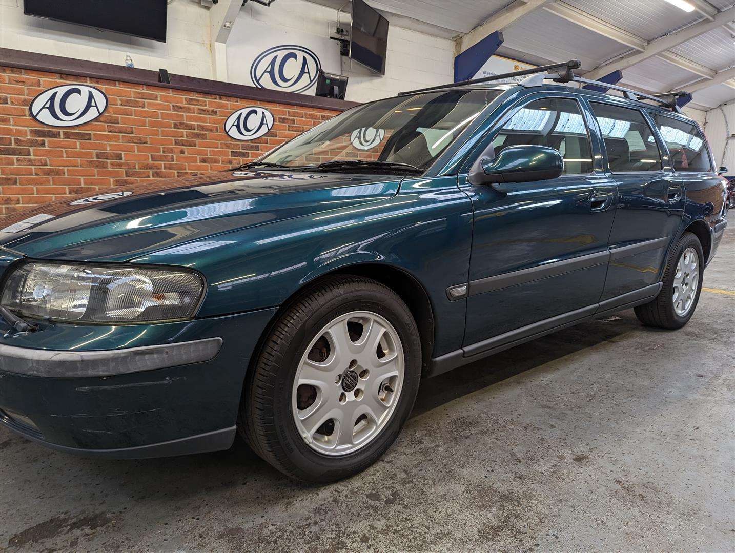 <p>2001 VOLVO V70 AUTO</p>