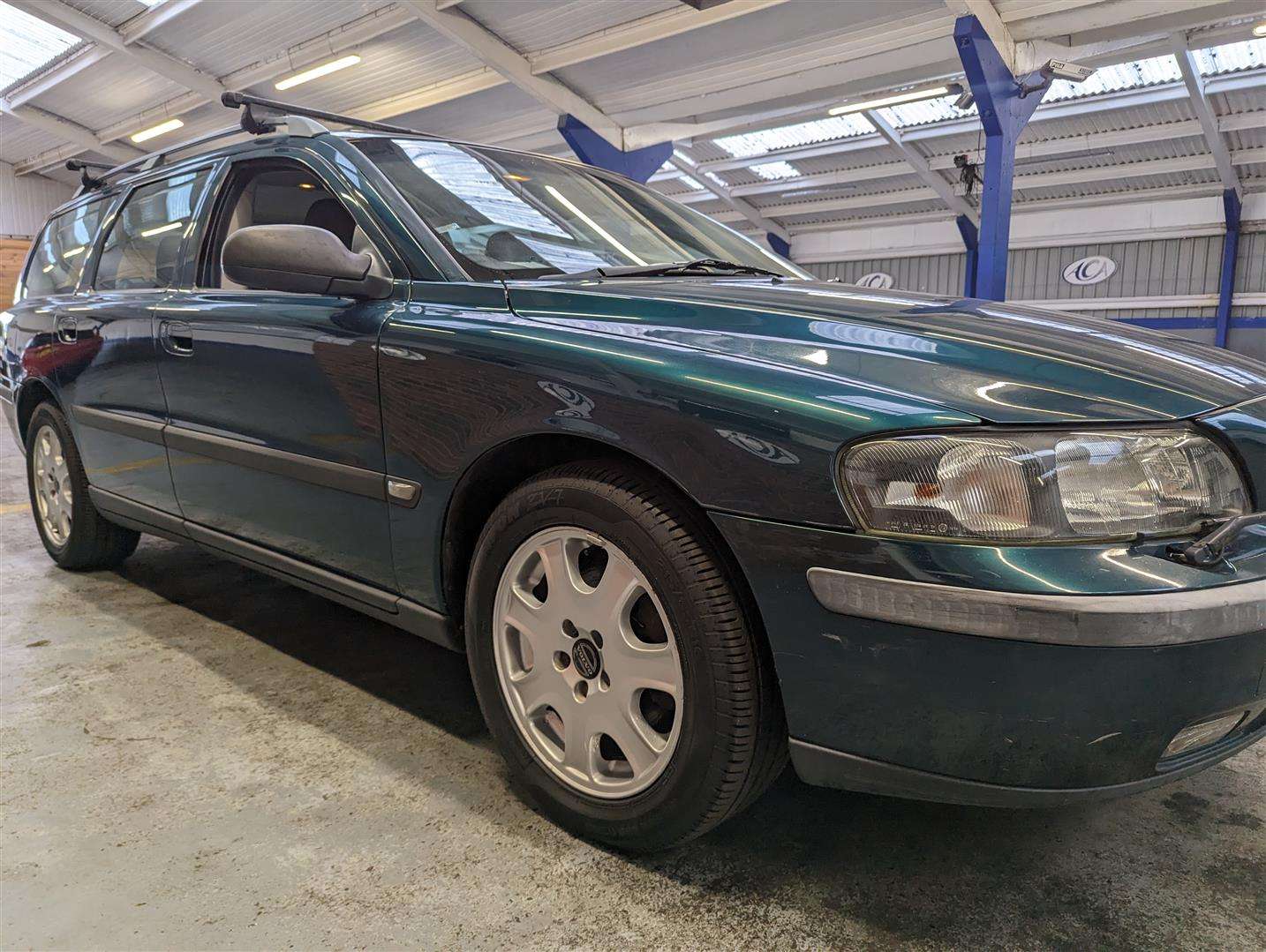 <p>2001 VOLVO V70 AUTO</p>