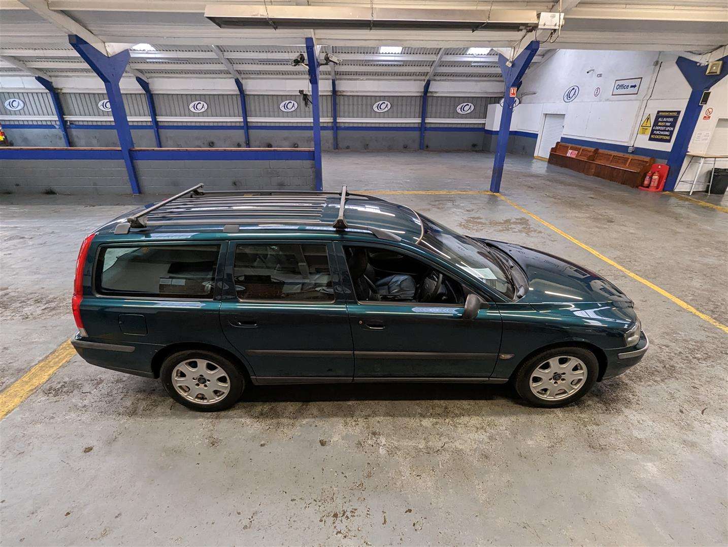 <p>2001 VOLVO V70 AUTO</p>