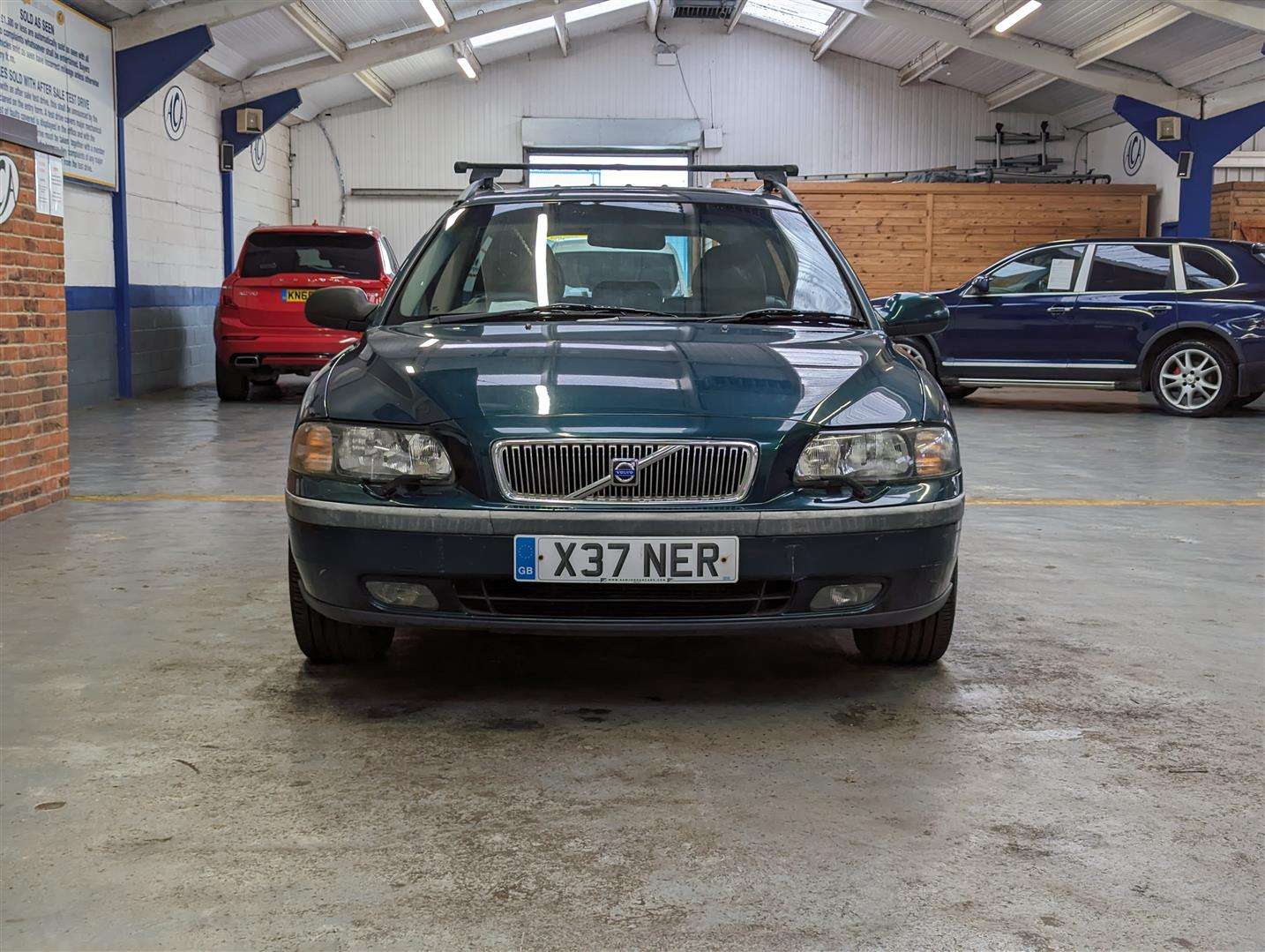 <p>2001 VOLVO V70 AUTO</p>