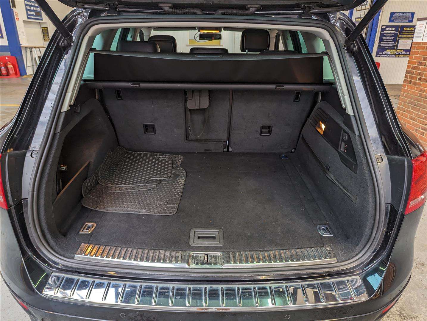 <p>2011 VOLKSWAGEN TOUAREG V6 TSI HYBRID AUTO</p>