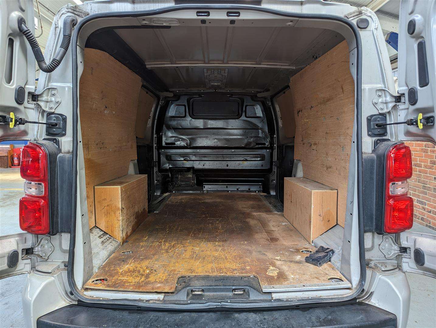 <p>2020 VAUXHALL VIVARO 2900 SPORTIVE S/S</p>