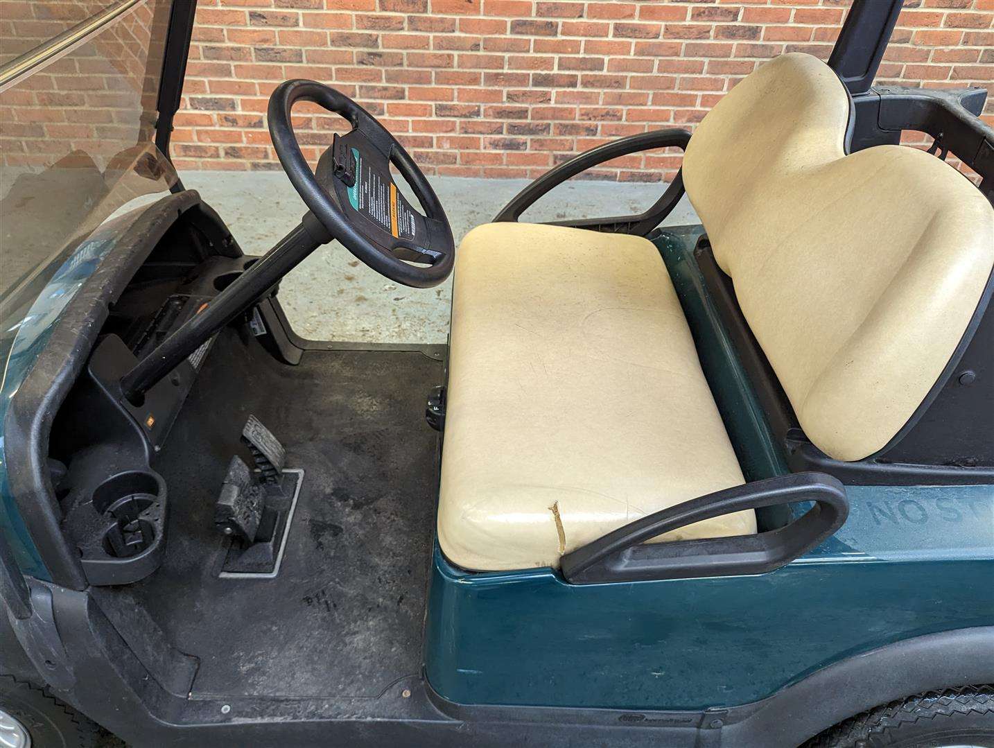 <p>GOLF BUGGY</p>