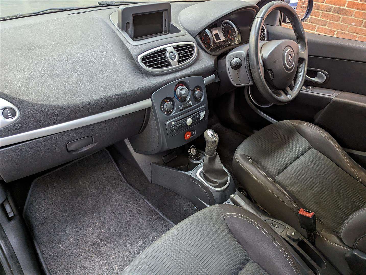 <p>2011 RENAULT CLIO DYNAMIQUE TOMTOM 16V</p>