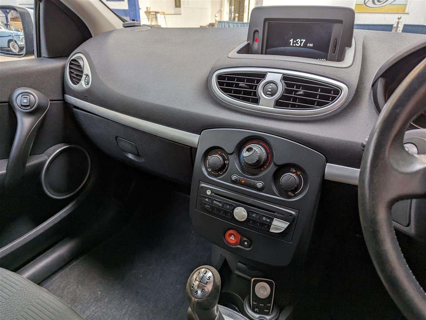 <p>2011 RENAULT CLIO DYNAMIQUE TOMTOM 16V</p>