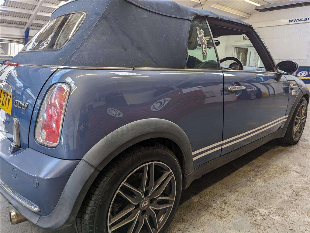 <p>2005 MINI COOPER</p>