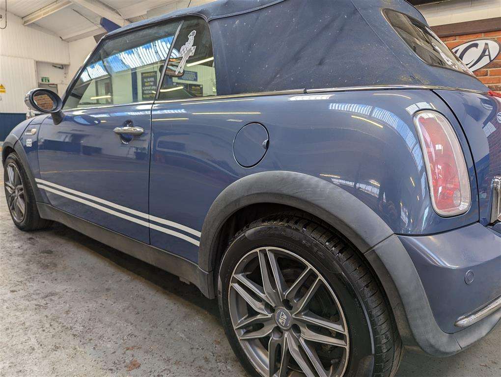 <p>2005 MINI COOPER</p>