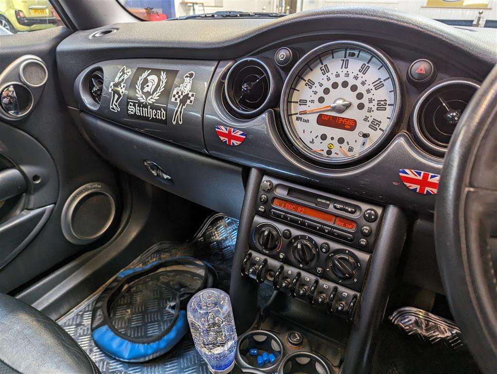 <p>2005 MINI COOPER</p>