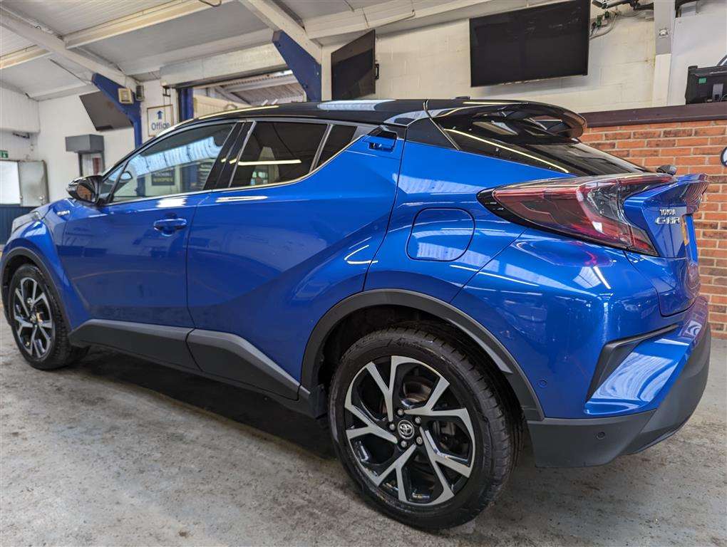 <p>2017 TOYOTA C-HR DYNAMIC HEV CVT</p>