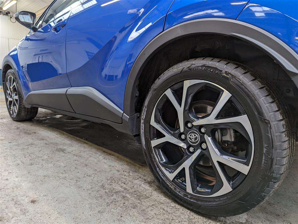 <p>2017 TOYOTA C-HR DYNAMIC HEV CVT</p>