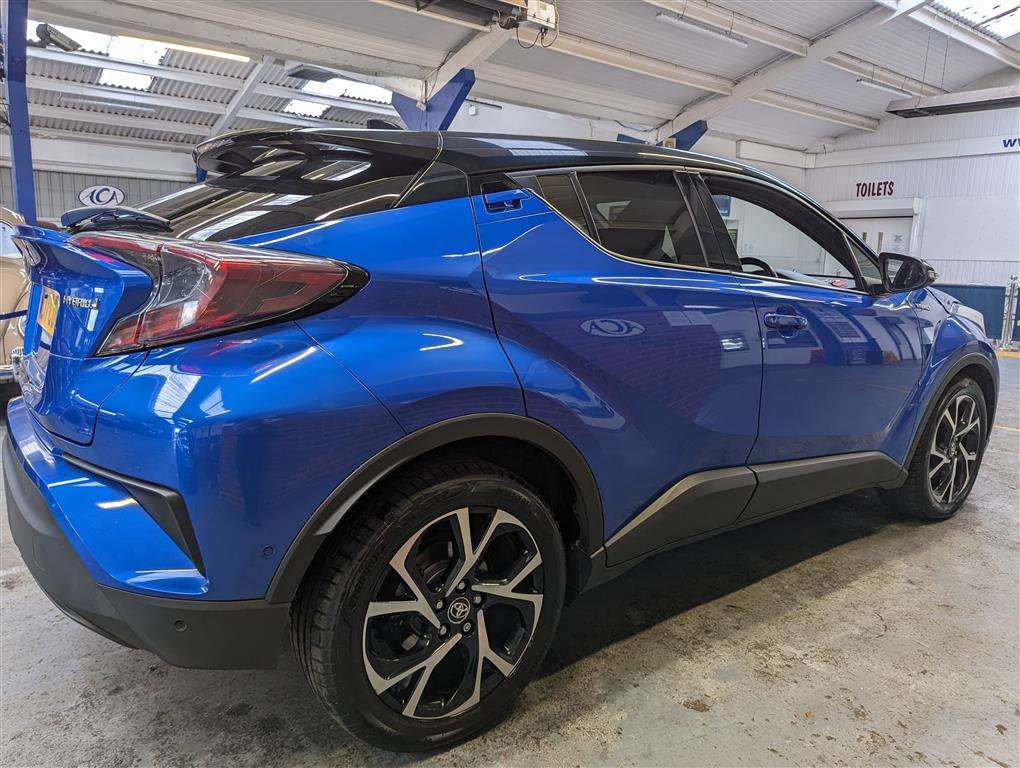 <p>2017 TOYOTA C-HR DYNAMIC HEV CVT</p>