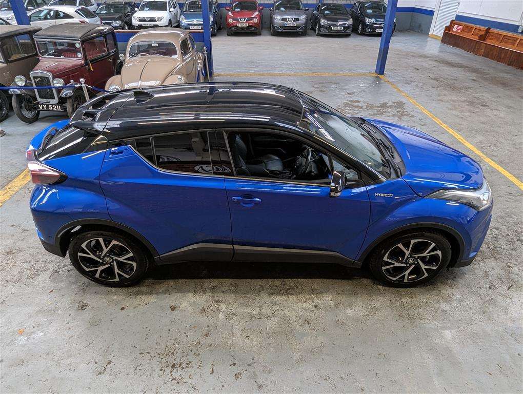 <p>2017 TOYOTA C-HR DYNAMIC HEV CVT</p>