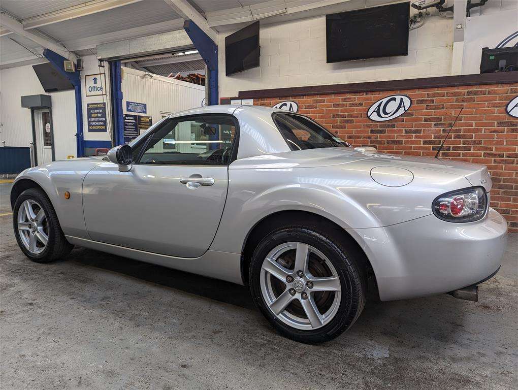 <p>2006 MAZDA MX-5</p>