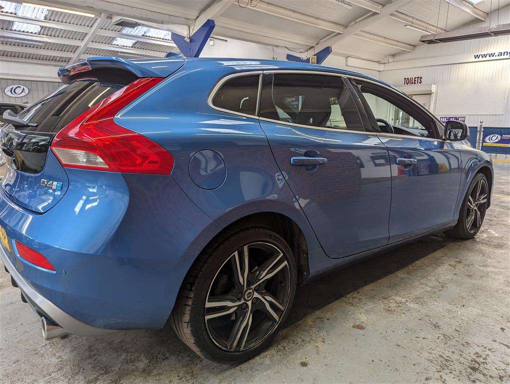 <p>2016 VOLVO V40 R-DESIGN PRO D4 AUTO</p>