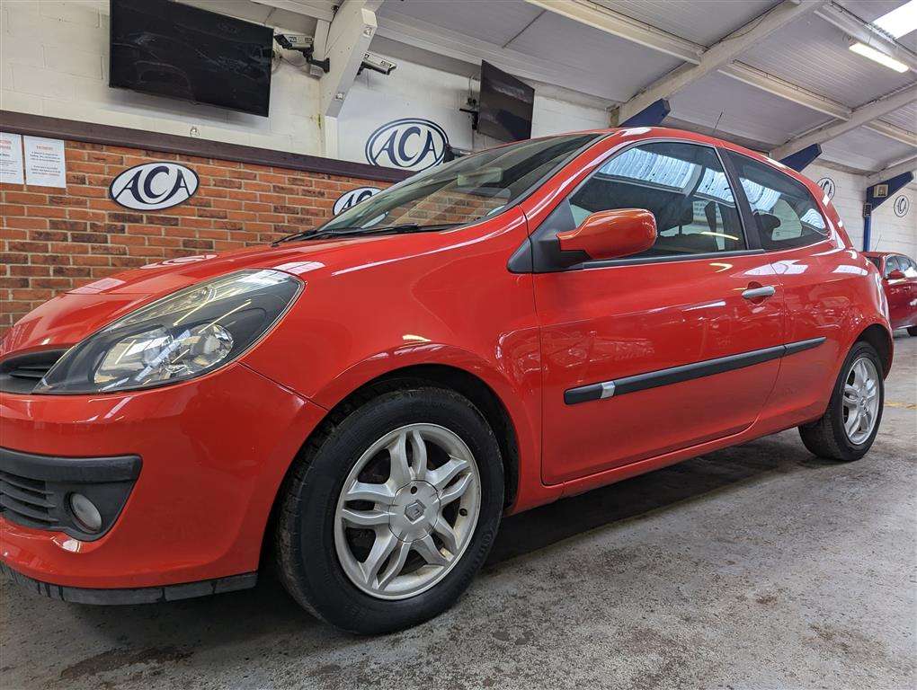 <p>2006 RENAULT CLIO DYNAMIQUE</p>