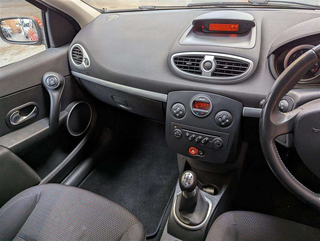 <p>2006 RENAULT CLIO DYNAMIQUE</p>