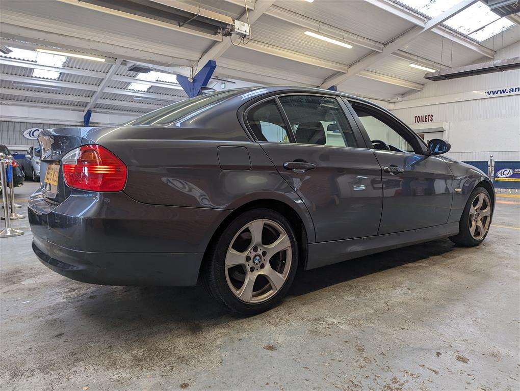 <p>2006 BMW 318I ES</p>