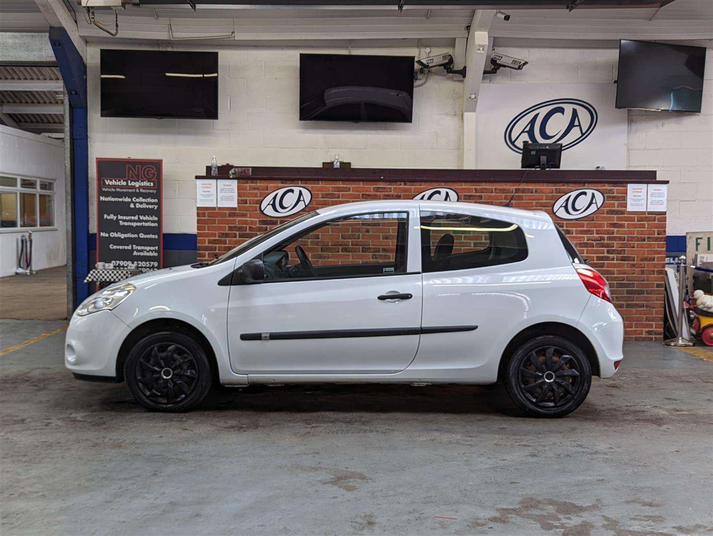 <p>2009 RENAULT CLIO **SOLD</p>