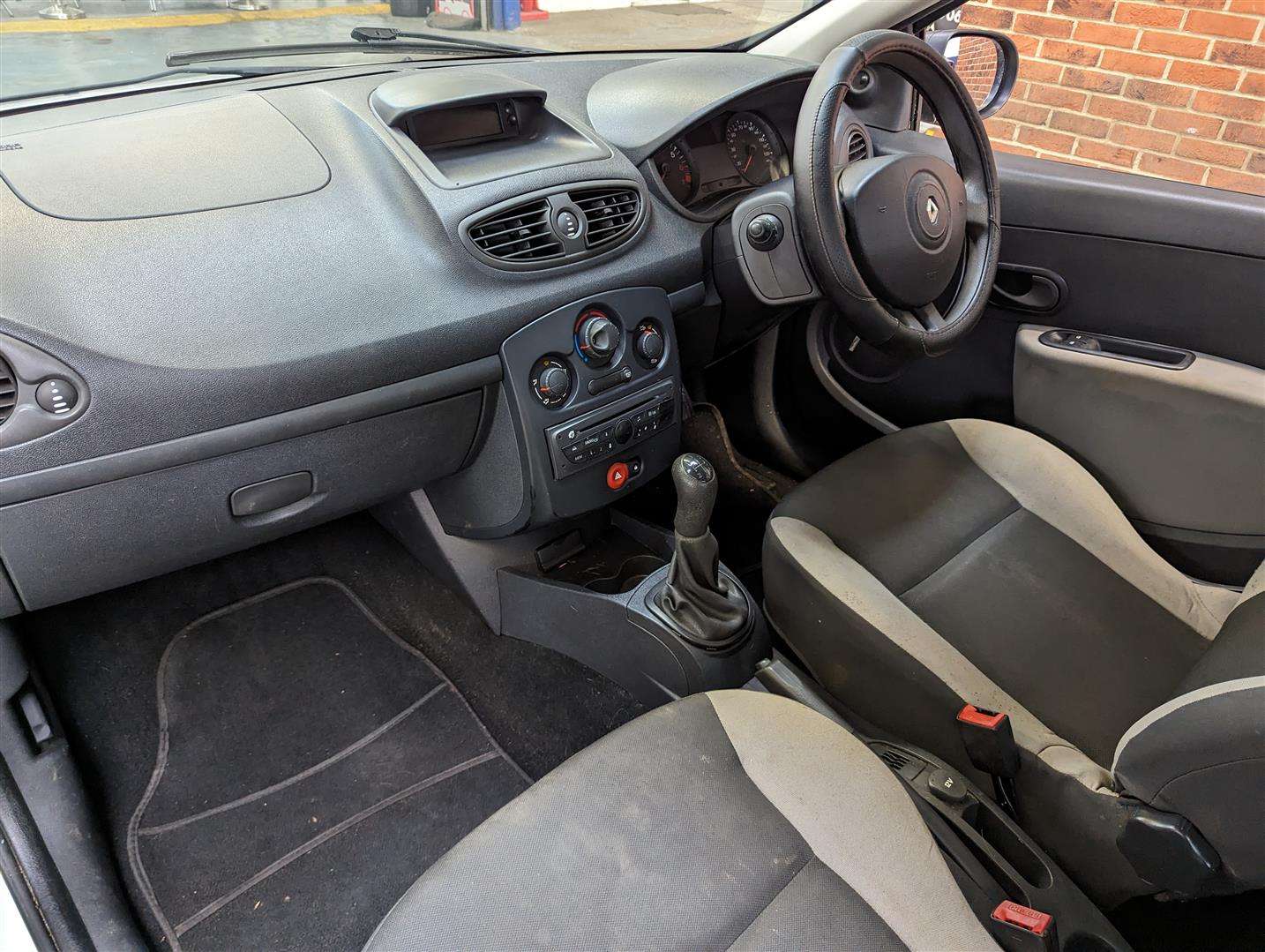 <p>2009 RENAULT CLIO **SOLD</p>