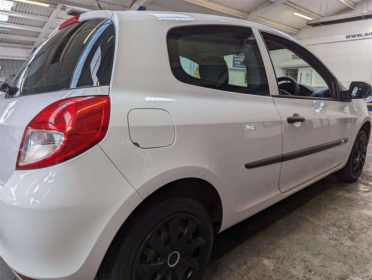 <p>2009 RENAULT CLIO **SOLD</p>