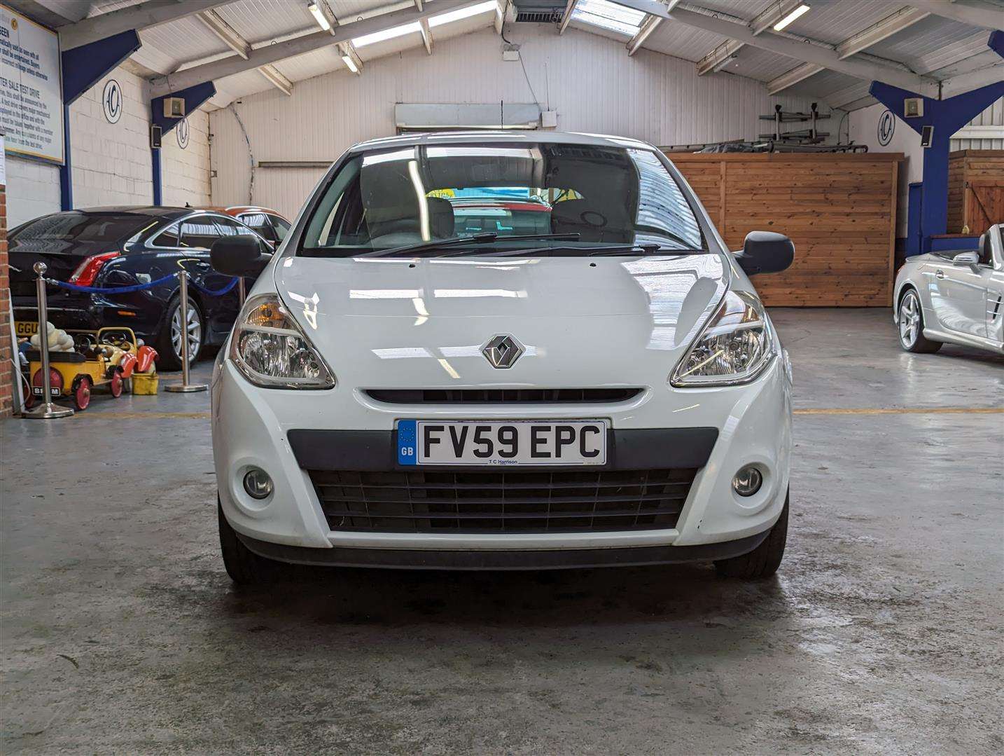 <p>2009 RENAULT CLIO **SOLD</p>