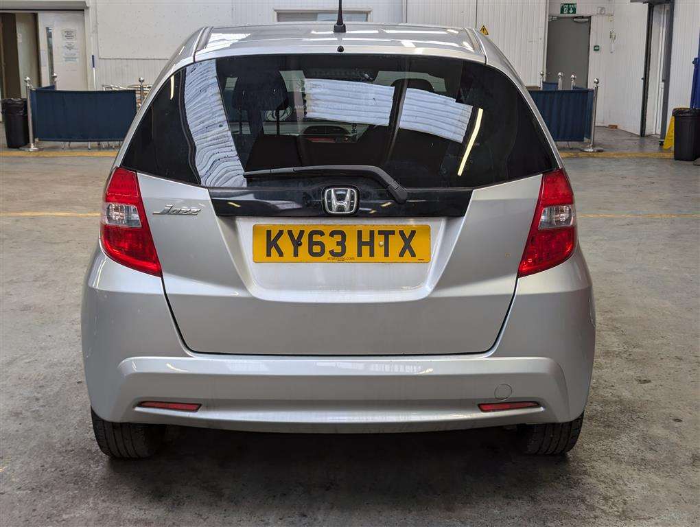 <p>2013 HONDA JAZZ ES + I-VTEC</p>