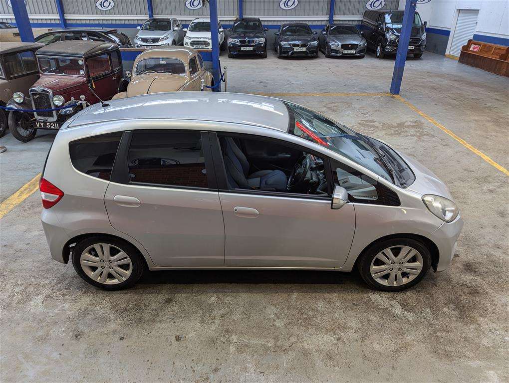 <p>2013 HONDA JAZZ ES + I-VTEC</p>