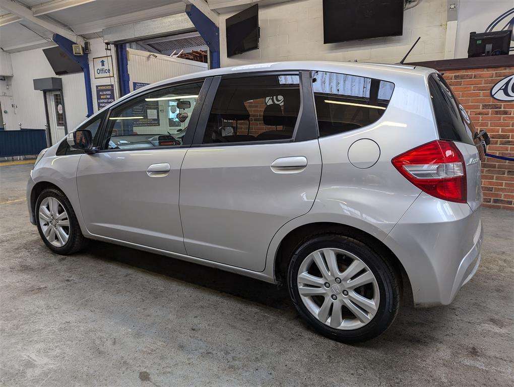 <p>2013 HONDA JAZZ ES + I-VTEC</p>