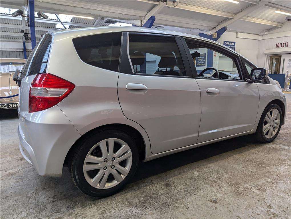 <p>2013 HONDA JAZZ ES + I-VTEC</p>