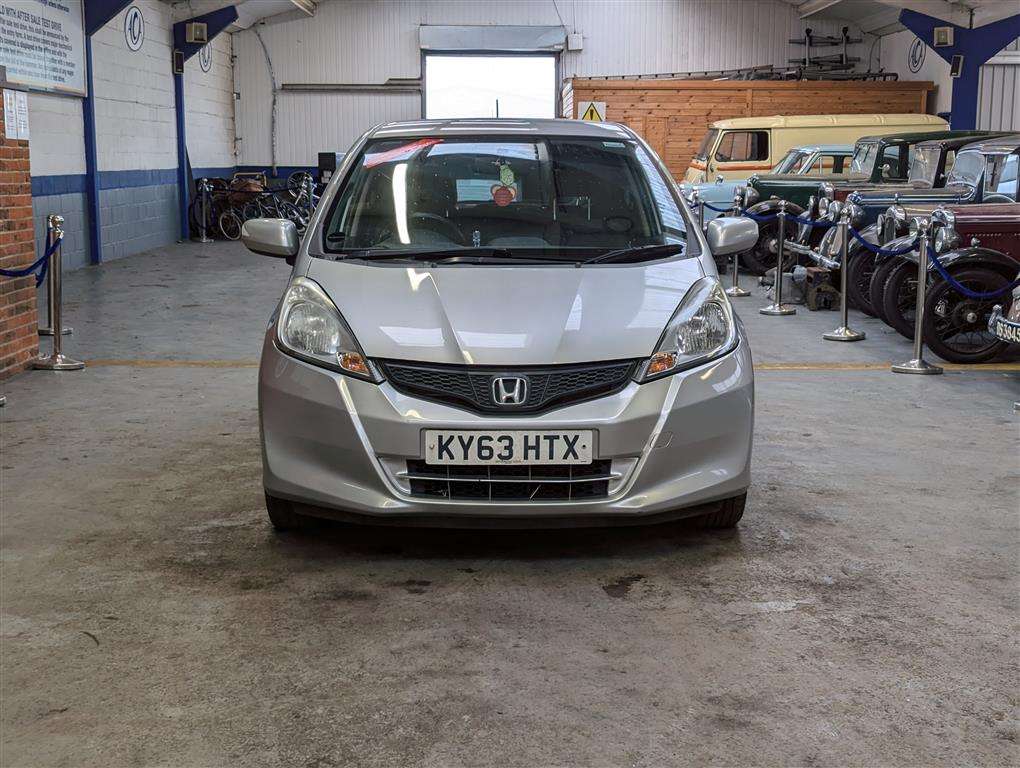 <p>2013 HONDA JAZZ ES + I-VTEC</p>