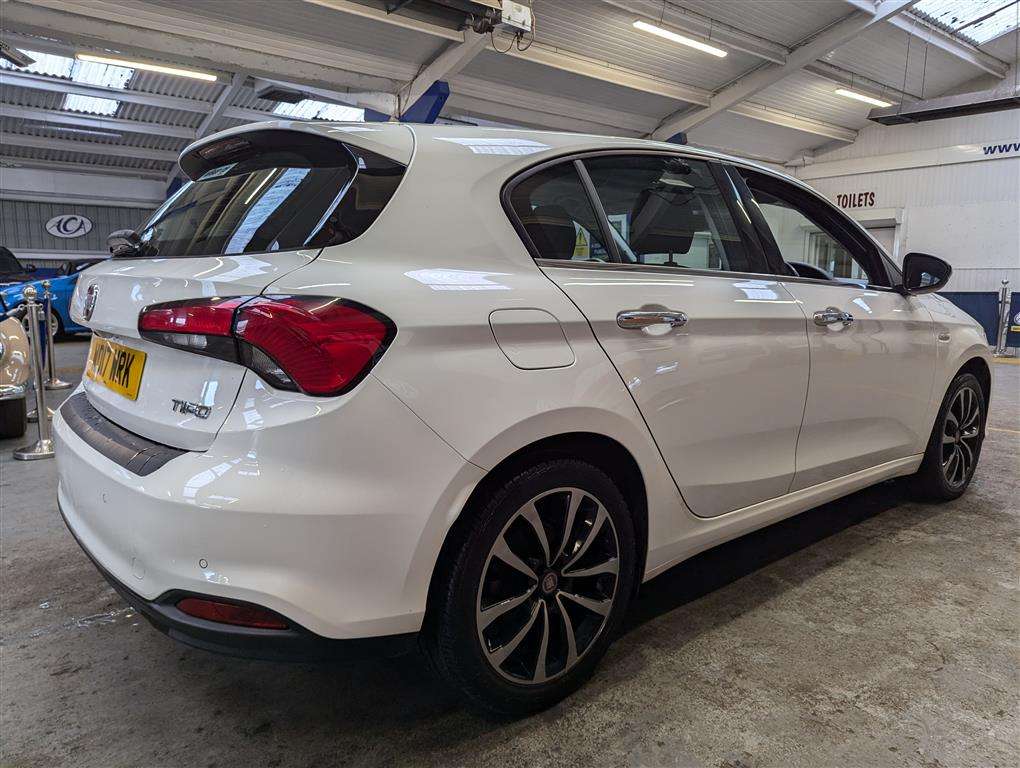 <p>2017 FIAT TIPO LOUNGE</p>