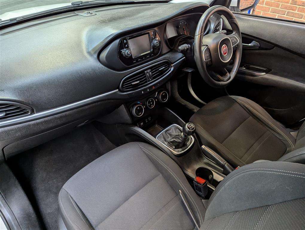 <p>2017 FIAT TIPO LOUNGE</p>