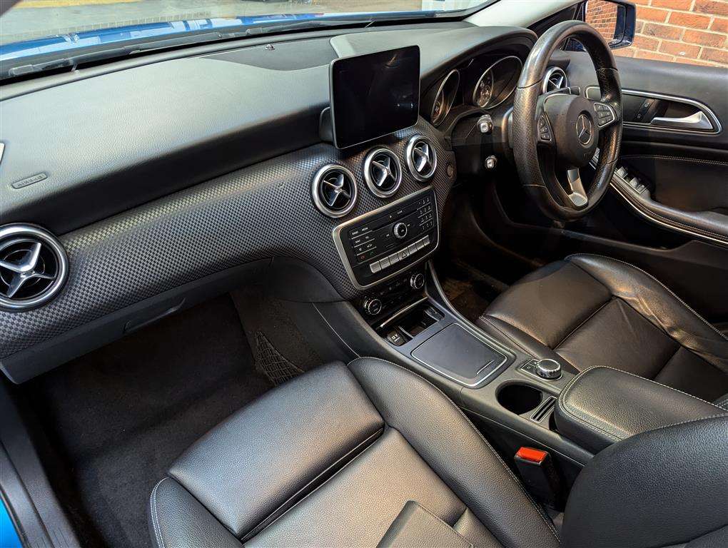 <p>2017 MERCEDES-BENZ A 180 SPORT AUTO</p>