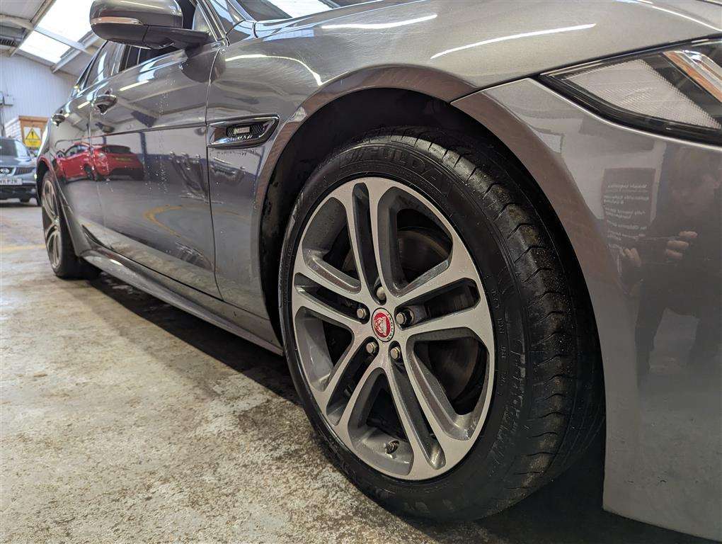 <p>2016 JAGUAR XE R-SPORT D AUTO</p>